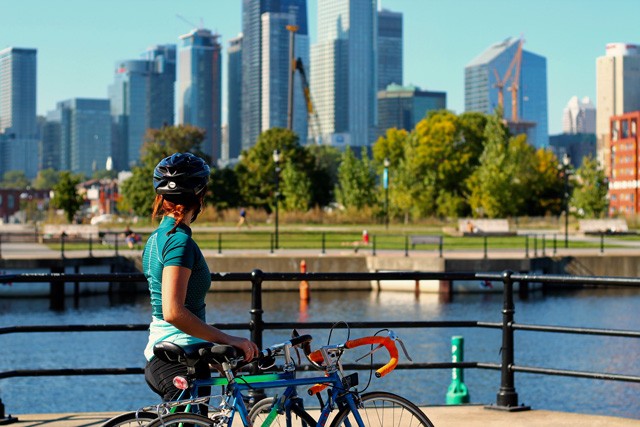 Chica con bicicleta en Montreal